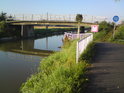 Dobře značený podjezd cyklistické stezky pod mostem nad Baťovým kanálem.