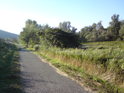 Cyklistická stezka po levém břehu Moravy v Devínské Nové Vsi pod Devínskou Kobylou.