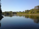 Morava se takto zdá nádherně modrou řekou, nenechme se však pomýlit odrazem modré oblohy, řeka je počátkem teplého října plná sinic a barvu má zelenou.