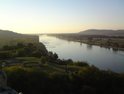 Řeka Dunaj těsně pod soutokem s Moravou za ranního rozbřesku.