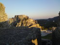 Jedno z nádvoří hradu Devína za ranního rozbřesku.