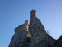 Umně vybudované strážní věže hradu Devína se tyčí nad nejspodnější částí řeky Moravy.