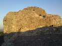 Řada holubů na jedné z horních zdí hradu Devína.