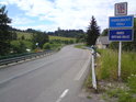 Pod Mlýnem, silniční most s jasnou nynější hranicí krajů, která ovšem nesedí se zemskou hranicí mezi Čechami a Moravou.