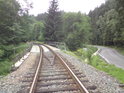 Železniční trať Hanušovice – Lichkov Moravu přemosťuje mnohokrát, zato silnice Hanušovice – Králíky vede většinou po jejím levém břehu.