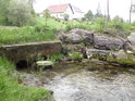 Potrubní dvojice přivádí slabý přítok zleva do řeky Moravy.