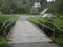 Most přes řeku Moravu u autobusové zastávky v obci Dolní Morava.