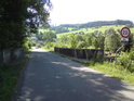 Silniční most přes řeku Moravu v obci Bartoňov. Všimli jste si vpravo toho kola?