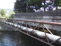 Malý potrubní most je souputníkem silničního mostu v Bartoňově.