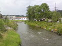 Řeka Morava v Hanušovicích nad silničním mostem, spojujícím ulice Zábřežská a Na Holbě.