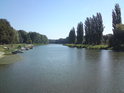 Pohled shora z lávky jezu v Hodoníně n nadržený tok řeky Moravy.