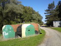 Maskovaný malý bunkr, zvaný řapík, jakých bylo v československém pohraničí vybudováno před 2. světovou válkou nesmírné množství.