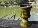 Pohled na řeku Moravu z rybářského domku přes zajímavý keramický pohár.