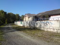 Prefabrikovaná ochranná hráz chrání obydlí v obci Suchohrad stejně tak i řapík, pozůstatek z druhé světové války.