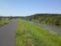 Po pravobřežní ochranné hrázi Moravy vede cyklistická stezka.