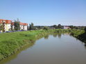 Poklidný tok Moravy pod dolním železničním mostem v Kroměříži.