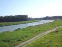 Řeka Morava uhání táhlými regulovanými oblouky u Lanžhota na jih, silný jižní vítr jí výrazně čeří hladinu.
