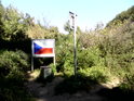 Vlajka České republiky a hraniční kámen na samém jihovýchodním cípu země v srdci soutoku řek Moravy a Dyje.