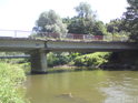 Silniční most přes Moravu u obce Střeň pohledem po proudu. Vzadu lze vidět technologickou lávku s produktovodem.