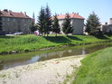 Pomalu tekoucí Morava nad Svatojánským mostem v Litovli.