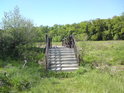 Mostek v bývalé přírodní rezervaci Novozámecké louky působí dojmem, že vede odnikud nikam.