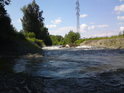 Nízký jez na řece Moravě u Mohelnice a pod ním vtok říčky Mírovky, jejíž tok je společný s levobřežním, zhruba 1,7 km dlouhým náhonem.