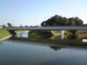 Levobřežní náhon Moravy v Olomouci začíná ještě nad mostem ulice Wittgensteinova.