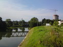 Dóm svatého Václava v Olomouci za železničním mostem přes Moravu.
