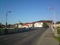 Silniční most přes Moravu v Napajedlích pohledem z pravého břehu. V pozadí vidíme kostel svatého Bartoloměje.