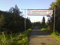 Uvítací cedule nám jasně říká, že cyklistická stezka po levém břehu Moravy v Napajedlích byla teprve nedávno otevřena.