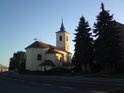 Kostel Nanebevzetí Panny Marie ve Spytihněvu ve večerním Slunci.