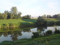 Řeka Morava pohledem z pravého břehu od chráněného území Trnovec oproti obci Babice pod soutokem s potokem Vrbka.