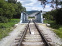 Vlečka do lomu v Leštině se dostává přes řeku Moravu po železném mostě.
