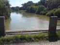 Jedno pole zábradlí chybí! Bezměrovský most a Morava pohledem po proudu směrem na Kroměříž.