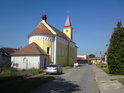 Kostel svatého Floriána v Kostelanech nad Moravou krátce před nedělní bohoslužbou.