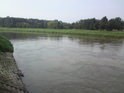 Řeka Morava se pod jezem v Nedakonicích zdá poněkud živější.