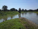 Řeka Morava v Uherském Ostrohu přijímá zleva vodu z plavební komory a uhání dál směrem na Veselí nad Moravou, vlevo je možné vytušit přítok Okluky.