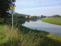 Cyklistická stezka přichází z luhů zase na břeh Moravy v Jarošově a lemuje řeku přes celé město.