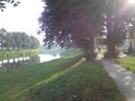 Sluneční paprsky zalily cyklistickou stezku podél levého břehu Moravy v Rybárnách jednoho krásného nedělního rána.