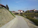 Uherské Hradiště, cyklistická stezka v Rybárnách, pohled po proudu Moravy, v pozadí silniční most, silnice I/55.