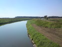 U obce Vnorovy je krásně zřetelný výškový rozdíl hladin mezi řekou Moravou vlevo a Baťovým kanálem.
