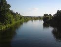 Řeka Morava pod silničním mostem u Rohatce je klidná, jezem nadržená.
