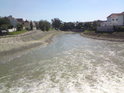 Napěněná voda pod jezem na řece Moravě ve Veselí.