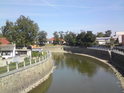 Řeka Morava mezi jezem a silničním mostem ve Veselí je za sucha dost chudá na vodu, protože ji oslabují jak Baťův kanál, tak mlýnský náhon.