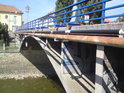 Boční detail silničního mostu přes Moravu ve Veselí.
