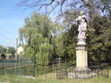 Barokní socha svatého Jana Nepomuského je umístěna, jak jinak, než u vody, zde proti zámku ve Veselí nad Moravou.
