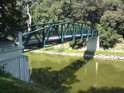 Lávka přes řeku Moravu spojuje obě části zámeckého parku ve Veselí.
