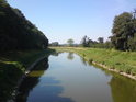 Nízký stav vody v řece Moravě v zámeckém parku ve Veselí.