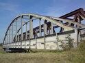Pohled z levého břehu na železniční most přes Moravu ve Veselí.