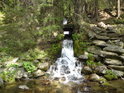 Kamenitý potok posiluje Moravu z levého břehu kaskádou malých vodopádů.
